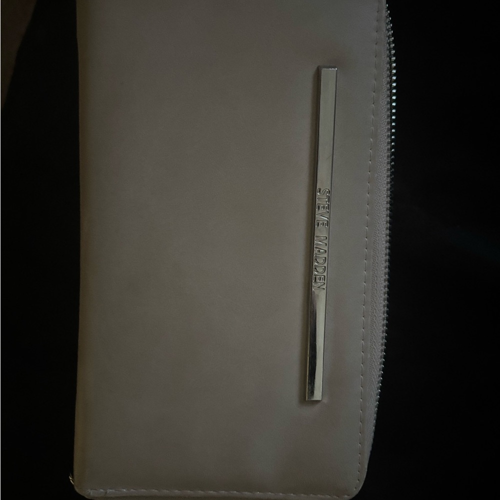 Steve Madden beige wallet
